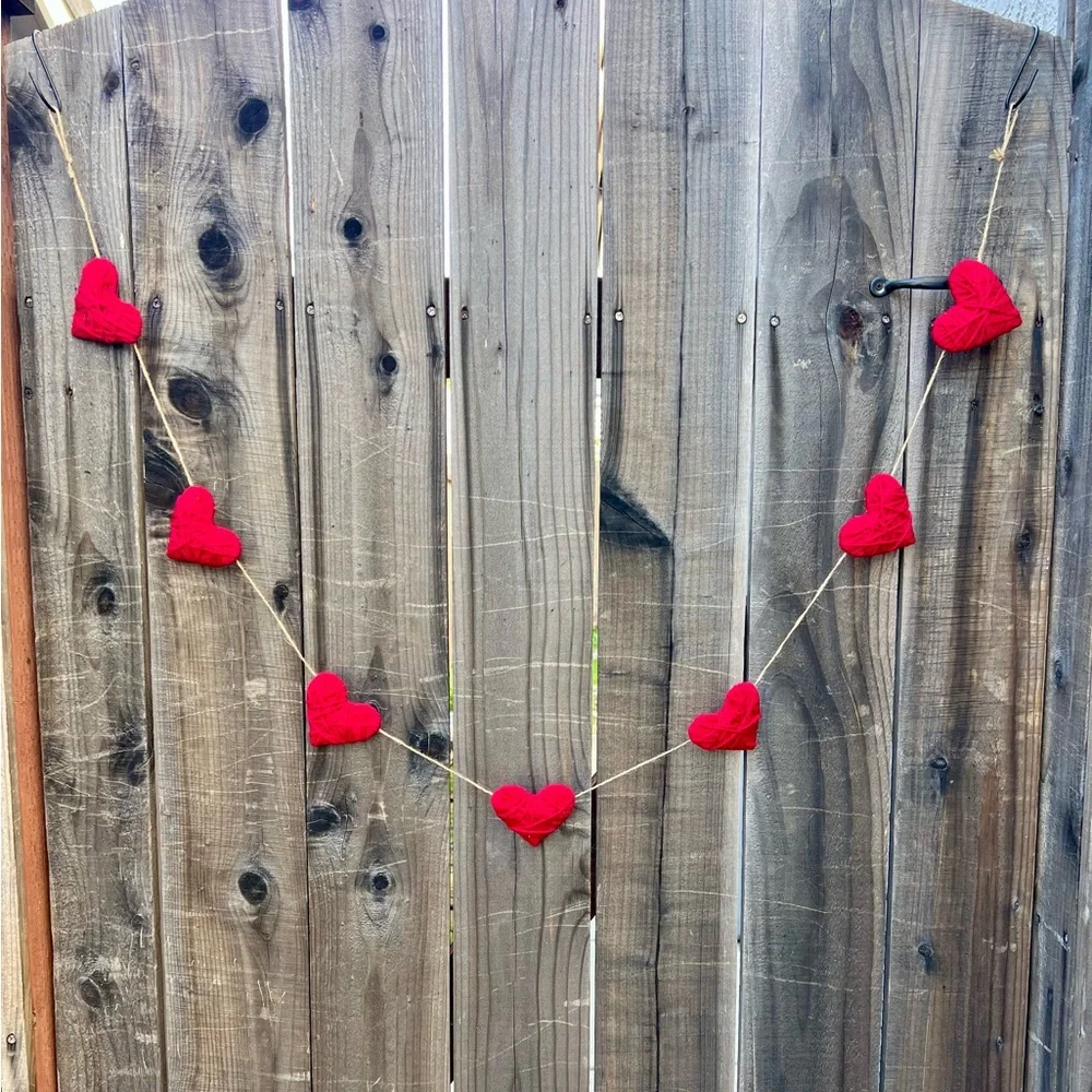 Beautiful medium size heart garland. Ideal for any room. Adds warmth & charm ♥️